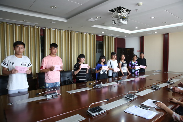 宿豫中等專業(yè)學(xué)校舉行2016年對口單招慈濟春蕾本科院校生助學(xué)金發(fā)放儀式