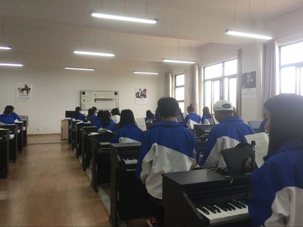 淮海技師學(xué)院電鋼琴實訓(xùn)室正式投入使用