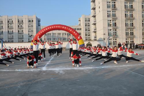 泗陽(yáng)中專(zhuān)舉行新生校園集體舞展示評(píng)比