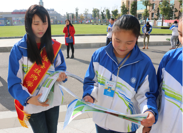 淮海技師學(xué)院志愿者發(fā)放文明城市創(chuàng)建知識問答宣傳冊