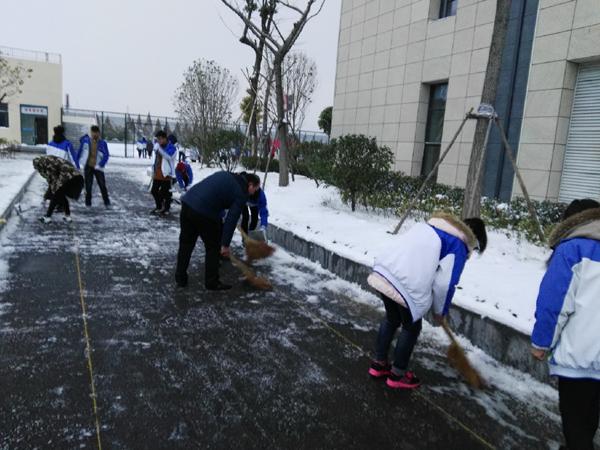 淮海技師學(xué)院積極組織掃雪保障師生出行安全