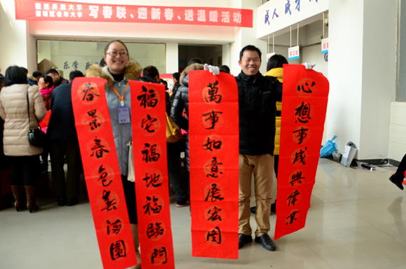 宿城區(qū)老年大學(xué)書法家為宿遷開(kāi)放大學(xué)教職工寫春聯(lián)