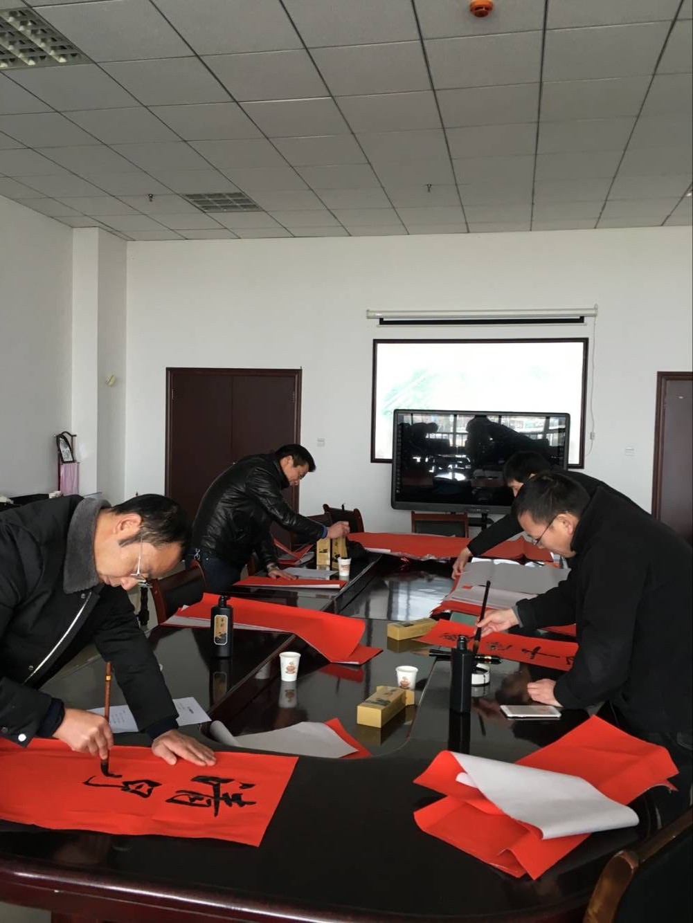 宿遷經(jīng)貿(mào)高職“寫廉聯(lián)、送春聯(lián)”活動大受歡迎