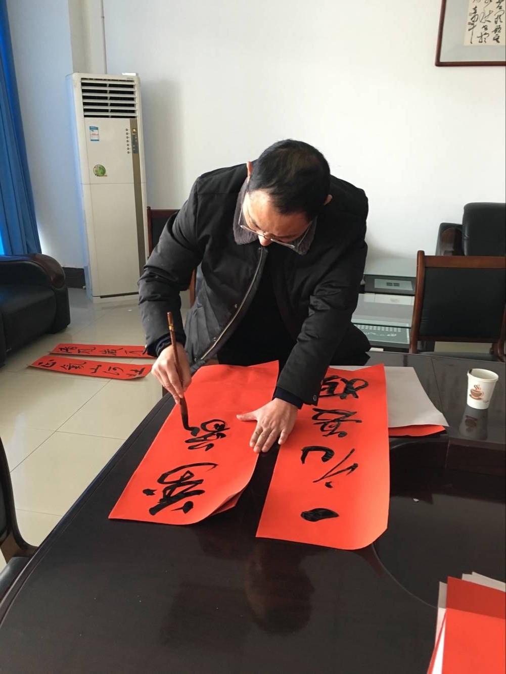 宿遷經(jīng)貿(mào)高職“寫廉聯(lián)、送春聯(lián)”活動大受歡迎