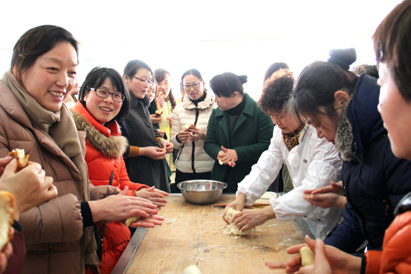 宿遷開放大學(xué)婦聯(lián)助推女職工學(xué)廚藝