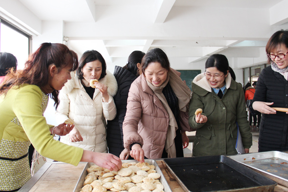 宿遷開放大學(xué)婦聯(lián)助推女職工學(xué)廚藝