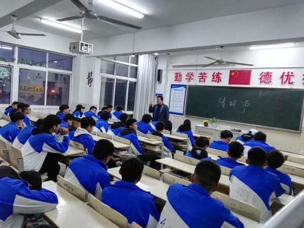 淮海技師學(xué)院開展“清明節(jié)，我們的節(jié)日”主題班會課