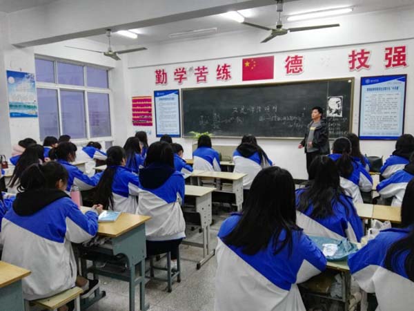 淮海技師學(xué)院開展“清明節(jié)，我們的節(jié)日”主題班會課