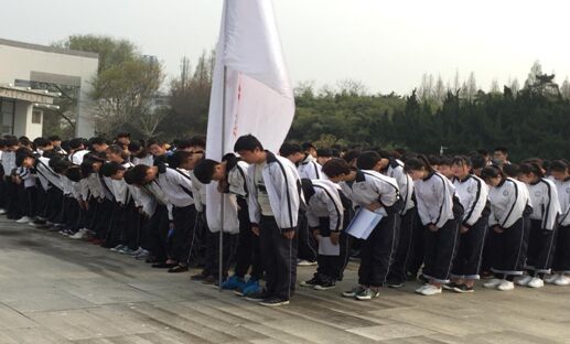 泗洪中?！熬拺迅锩攘摇鼻迕鞴?jié)掃墓活動(dòng)