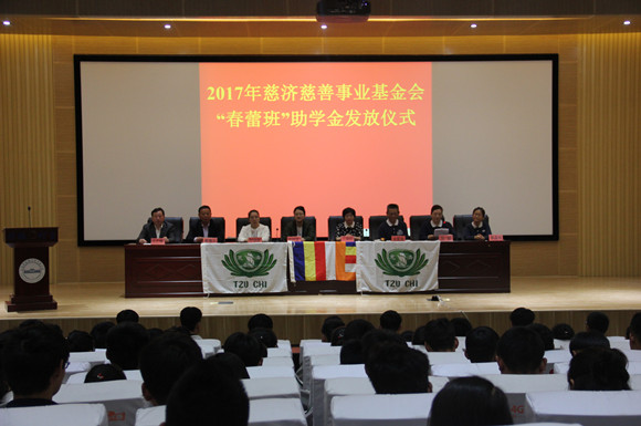 宿城區(qū)“春蕾班”助學(xué)金發(fā)放儀式在宿城中專舉行