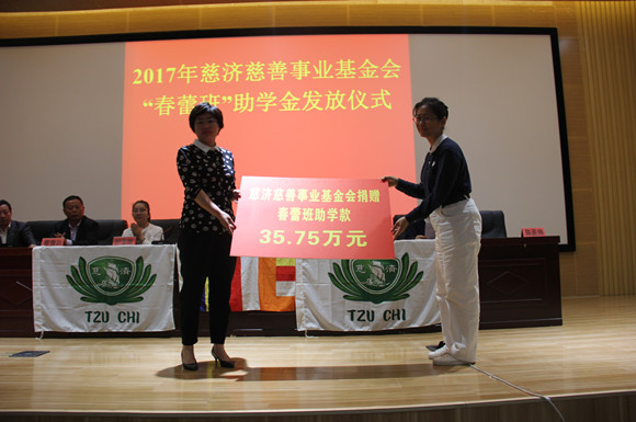 宿城區(qū)“春蕾班”助學(xué)金發(fā)放儀式在宿城中專舉行