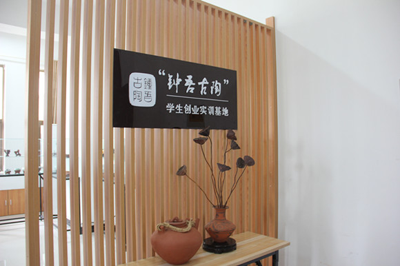 區(qū)內(nèi)初三學(xué)生到宿城中專觀摩