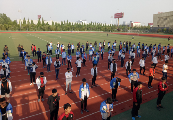 淮海技師學(xué)院組織師生練習(xí)健身氣功八段錦