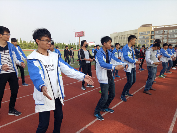 淮海技師學(xué)院組織師生練習(xí)健身氣功八段錦
