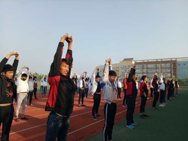 淮海技師學(xué)院組織師生練習(xí)健身氣功八段錦