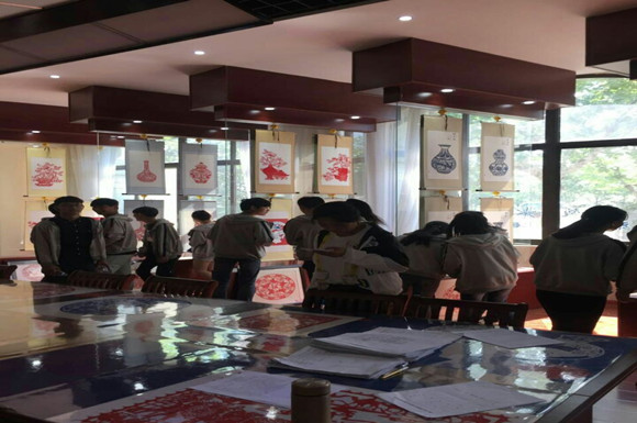 宿城中專參觀剪紙藝術(shù)展