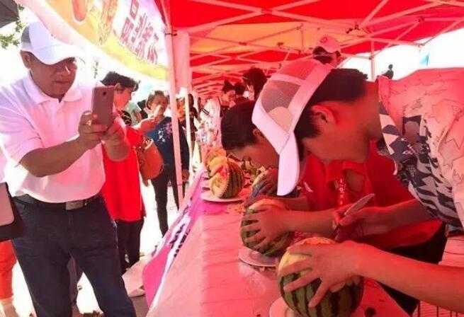 泗洪中專烹飪學子現場西瓜雕刻表演吸引市民駐足