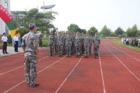 宿城中專舉行2017級新生軍訓(xùn)開營儀式