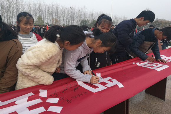 宿城中專開展以“拒絕校園欺凌、暴力，做遵紀(jì)守法的好學(xué)生”為主題的升旗儀式