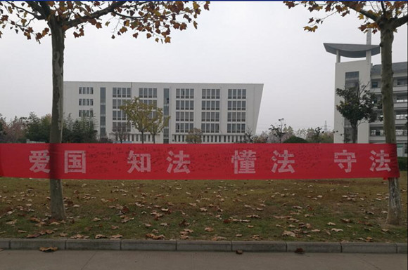 宿城中專開展以“拒絕校園欺凌、暴力，做遵紀(jì)守法的好學(xué)生”為主題的升旗儀式