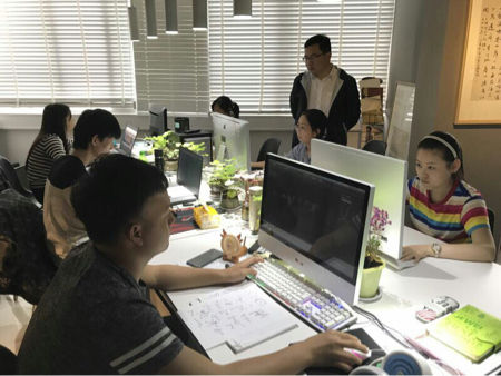 宿遷經(jīng)貿(mào)高職信息傳媒系廣告專業(yè)教師走訪實(shí)習(xí)單位看望實(shí)習(xí)生