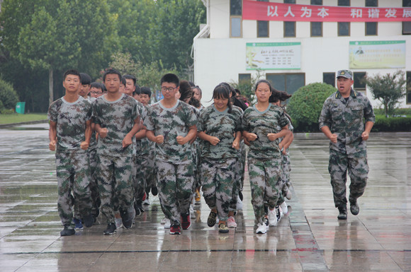 宿城中專舉行新生軍訓(xùn)閉營(yíng)儀式