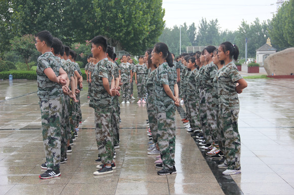宿城中專舉行新生軍訓(xùn)閉營(yíng)儀式