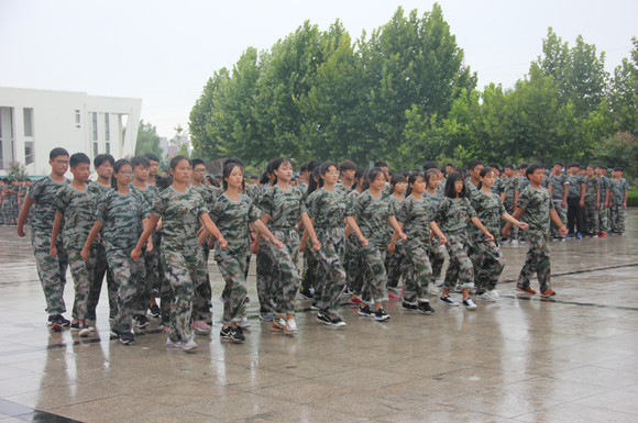 宿城中專舉行新生軍訓(xùn)閉營(yíng)儀式