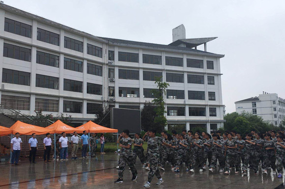宿城中專舉行新生軍訓(xùn)閉營(yíng)儀式