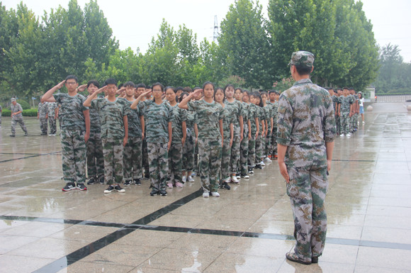 宿城中專舉行新生軍訓(xùn)閉營(yíng)儀式