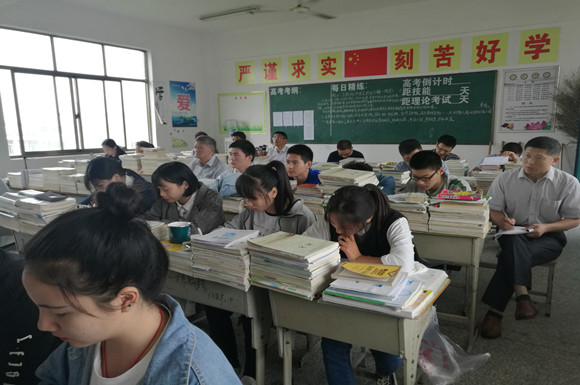 王柏青秘書長(zhǎng)指導(dǎo)宿城中專教學(xué)工作