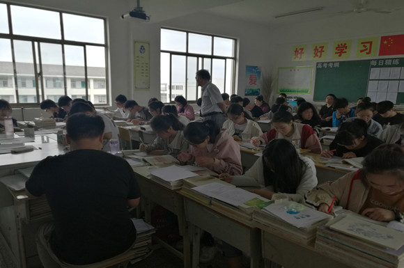 王柏青秘書長(zhǎng)指導(dǎo)宿城中專教學(xué)工作
