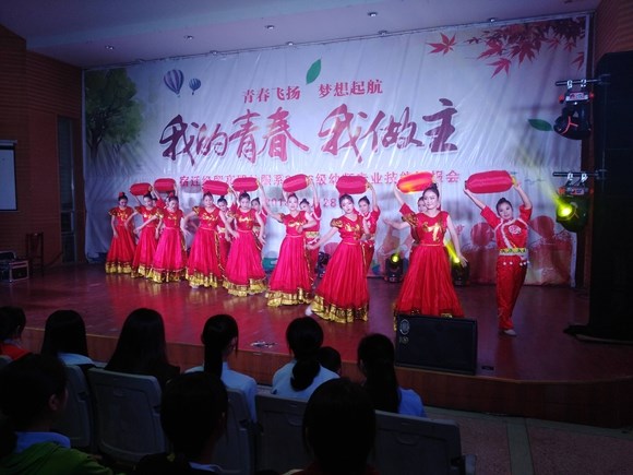 宿遷經(jīng)貿(mào)高職2016級(jí)幼師專業(yè)技能匯報(bào)演順利舉行