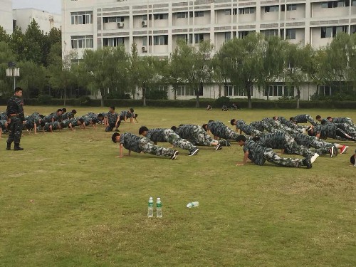泗陽中專組織2018級新生軍訓(xùn)