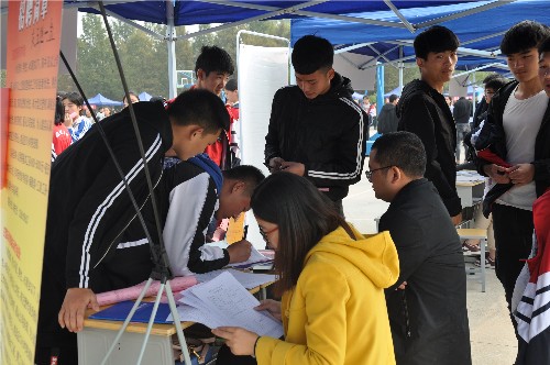 泗陽縣2018年秋季校園招聘會在泗陽中專舉行