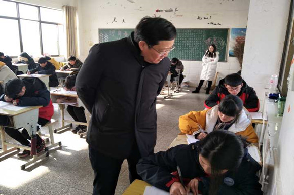 龔顯梅副局長巡視宿城中專期末考試工作