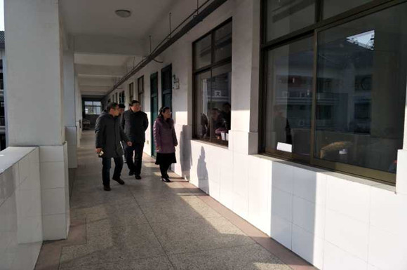 龔顯梅副局長巡視宿城中專期末考試工作