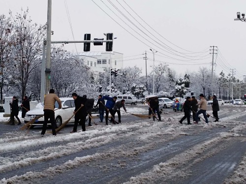泗陽(yáng)中專高質(zhì)量完成路面積雪清掃任務(wù)
