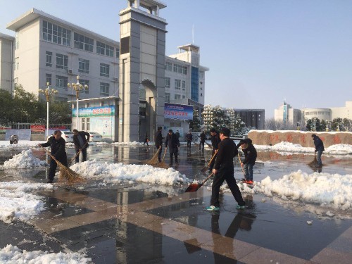 泗陽(yáng)中專高質(zhì)量完成路面積雪清掃任務(wù)