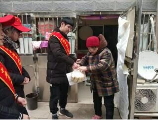 泗洪中專青年志愿者走進(jìn)隆源社區(qū)