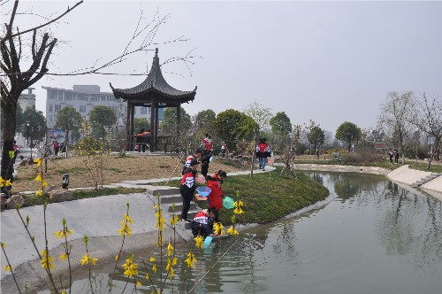 泗陽中專開展“我為生態(tài)泗陽添份綠”義務(wù)植樹活動