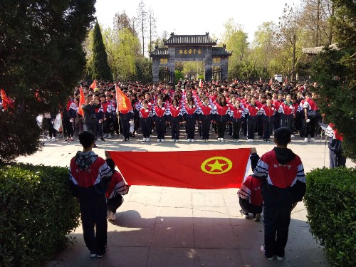 泗陽中專開展“弘揚(yáng)先烈精神，爭做時代青年”主題祭掃烈士墓活動