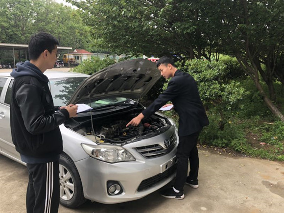 宿遷經(jīng)貿(mào)高職舉行汽修專業(yè)學(xué)生技能達標(biāo)考核