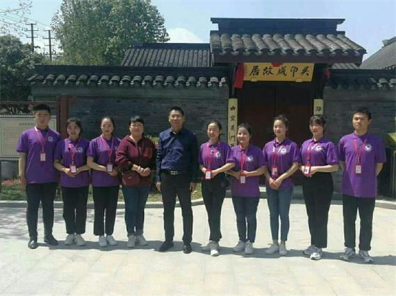 宿遷經(jīng)貿(mào)高職旅游管理專業(yè)學(xué)生到吳印咸故居景區(qū)開展校外實(shí)訓(xùn)
