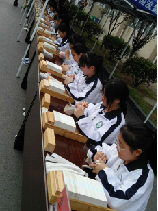 彈指一揮間，鈔票在飛舞