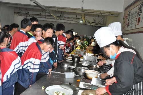 泗陽中專：職教活動周開放首日喜迎12個學校師生參觀