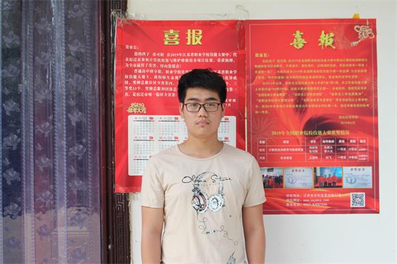 記全國技能大賽一等獎獲得者張可陽