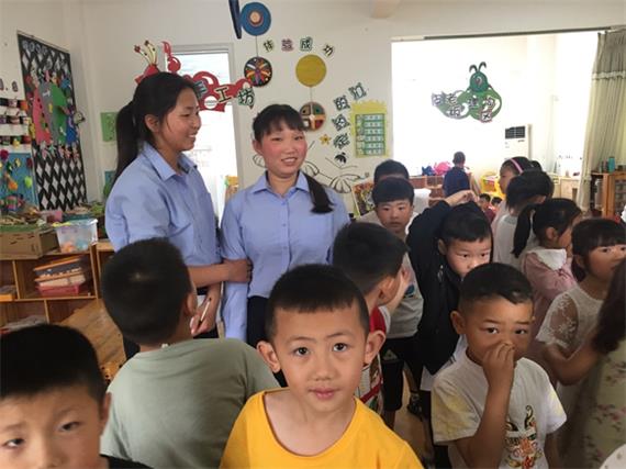 宿遷經(jīng)貿(mào)高職學(xué)生到幼兒園見習(xí)