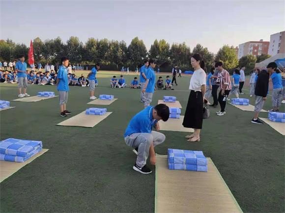 宿遷經(jīng)貿(mào)高職信息系舉行新生疊被子大賽