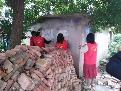 泗陽中專黨員志愿者走進(jìn)霞飛小區(qū)開展美化環(huán)境活動(dòng)